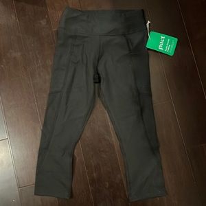 Cropped black leggings with tag